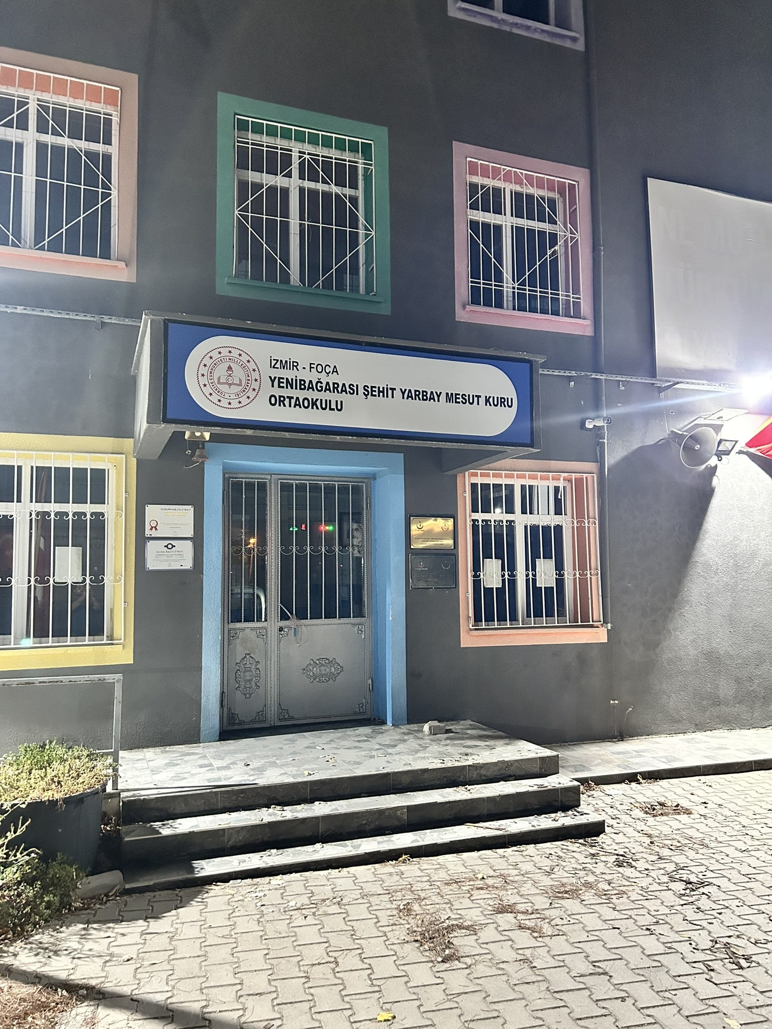 Şehit Yarbay Mesut Kuru Ortaokulu – Foça Germe Branda Tabela Şehit Yarbay Mesut Kuru Ortaokulu – Foça Germe Branda Tabela