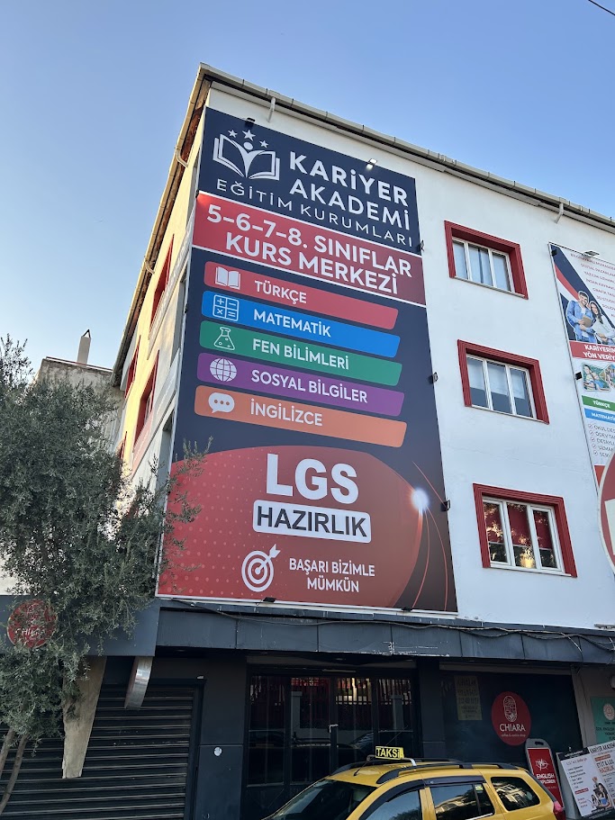 İzmir Buca Kariyer Akademi büyük cephe germe branda uygulaması