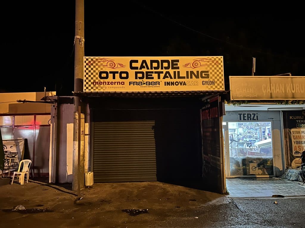 Eski Foça Cadde Oto Detailing ışıksız germe branda tabela