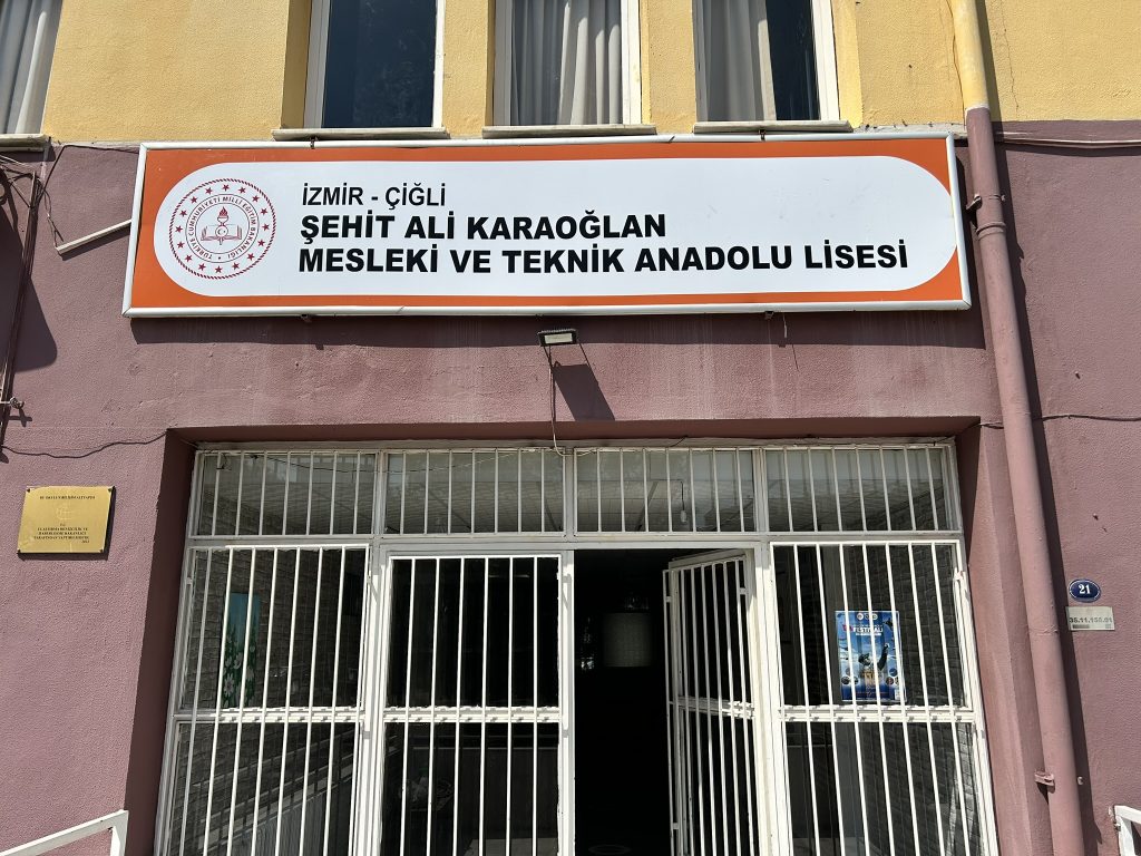 Çiğli Şehit Ali Karaoğlan Lisesi germe branda tabela yenileme
