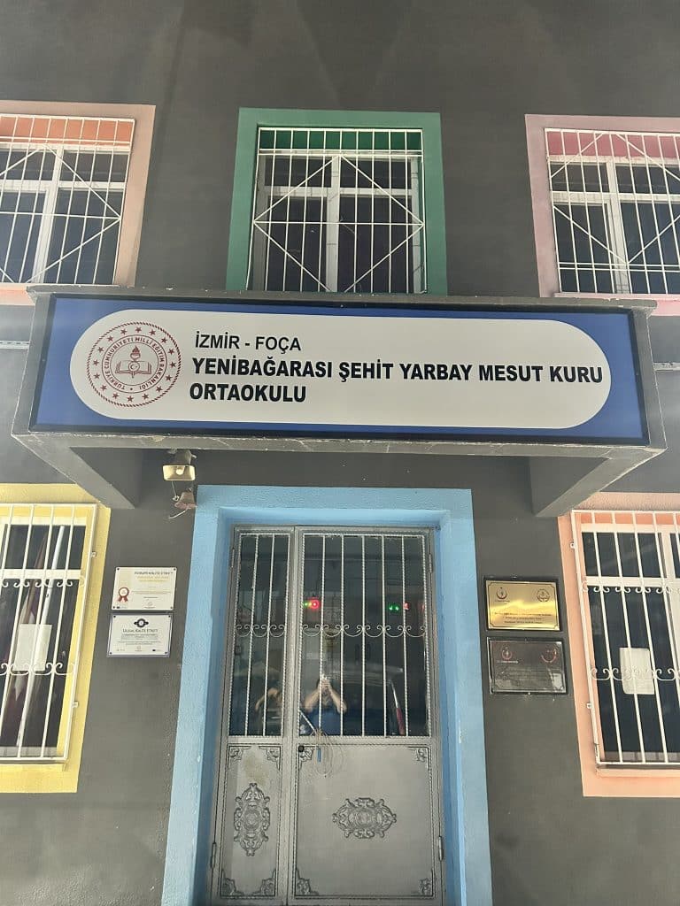 Şehit Yarbay Mesut Kuru Ortaokulu Foça tabela yenileme