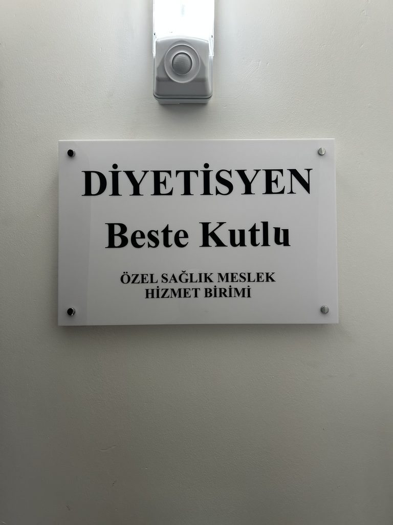 Yeni Foça diyetisyen pleksi kapı tabelası