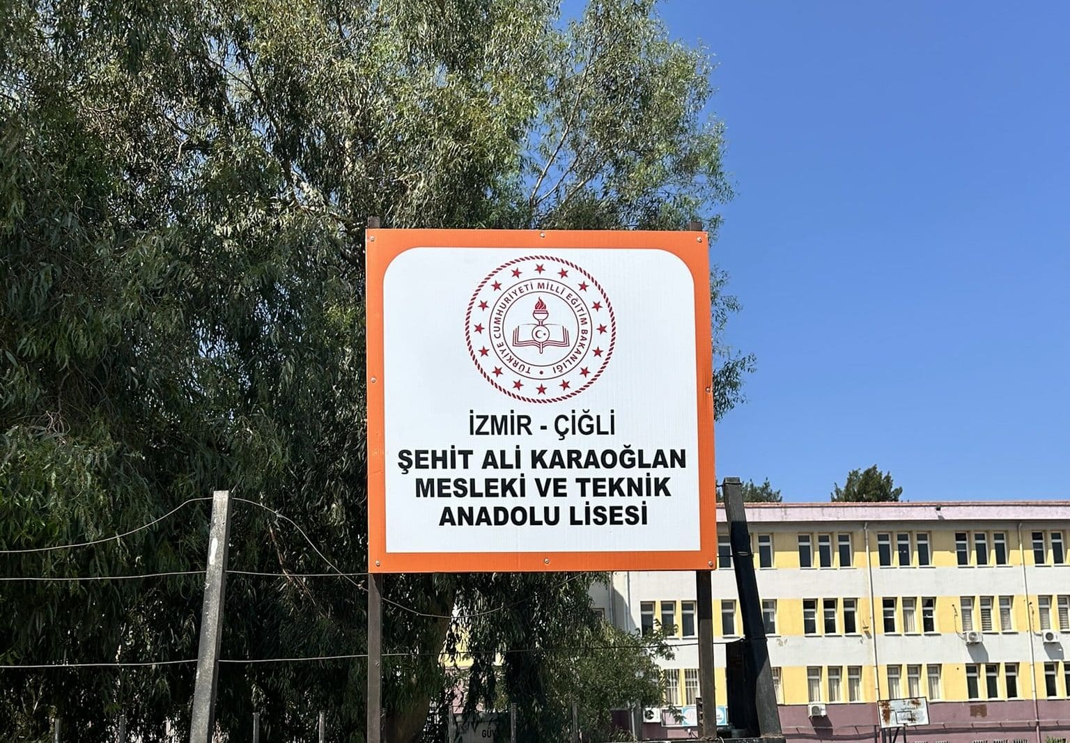 Çiğli okul giriş kompozit tabela folyo kaplama uygulaması