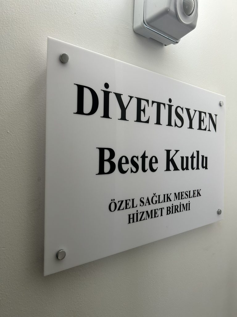 Krom vidalı pleksi kapı tabelası uygulaması