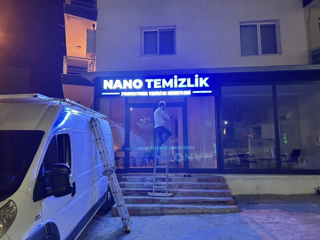 Menemen Nano Temizlik ışıklı kutu harf tabela gece görünümü