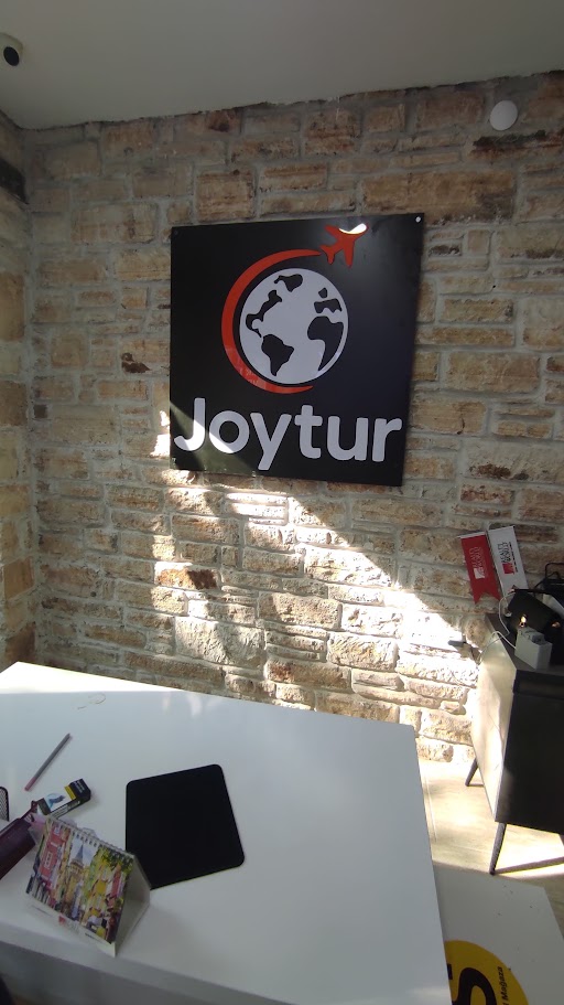 Joytur logosu için kompozit zemin üzerine pleksi kesim ışıksız tabela