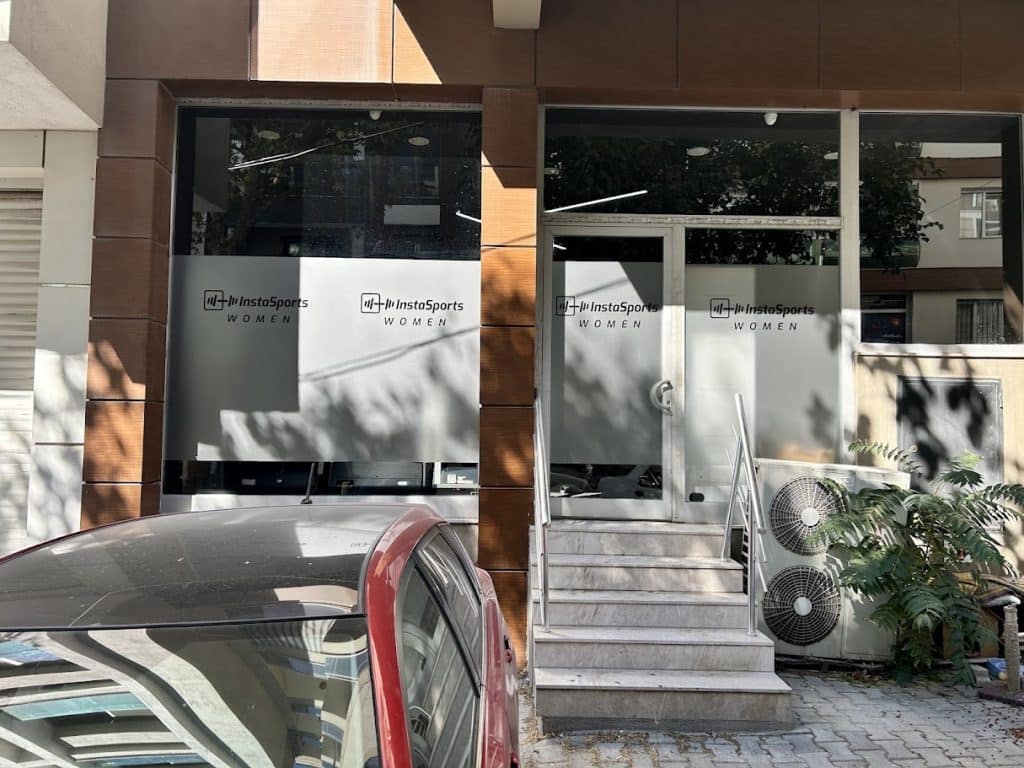 Instasports Women Bornova girişinde kumlu folyo cam kaplama