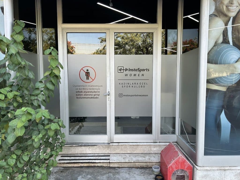 Bornova Instasports Women kapısında logolu kumlu folyo uygulaması