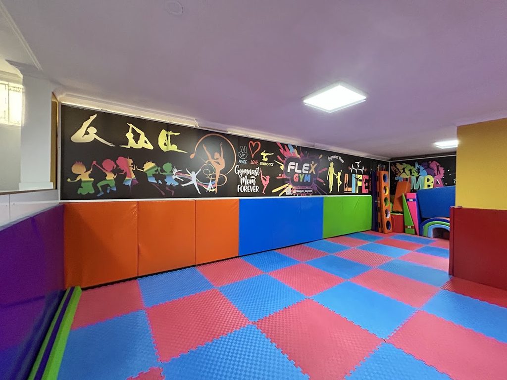 Bayraklı FlexGym spor salonunda renkli baskılı germe branda uygulaması